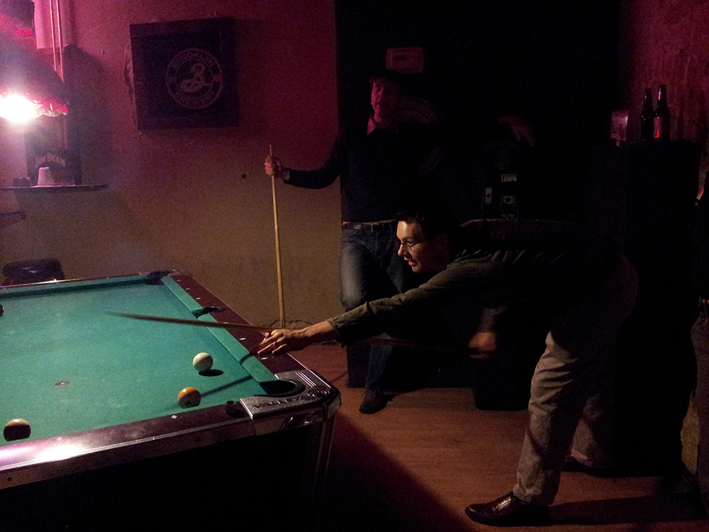 Kellen shoots pool.