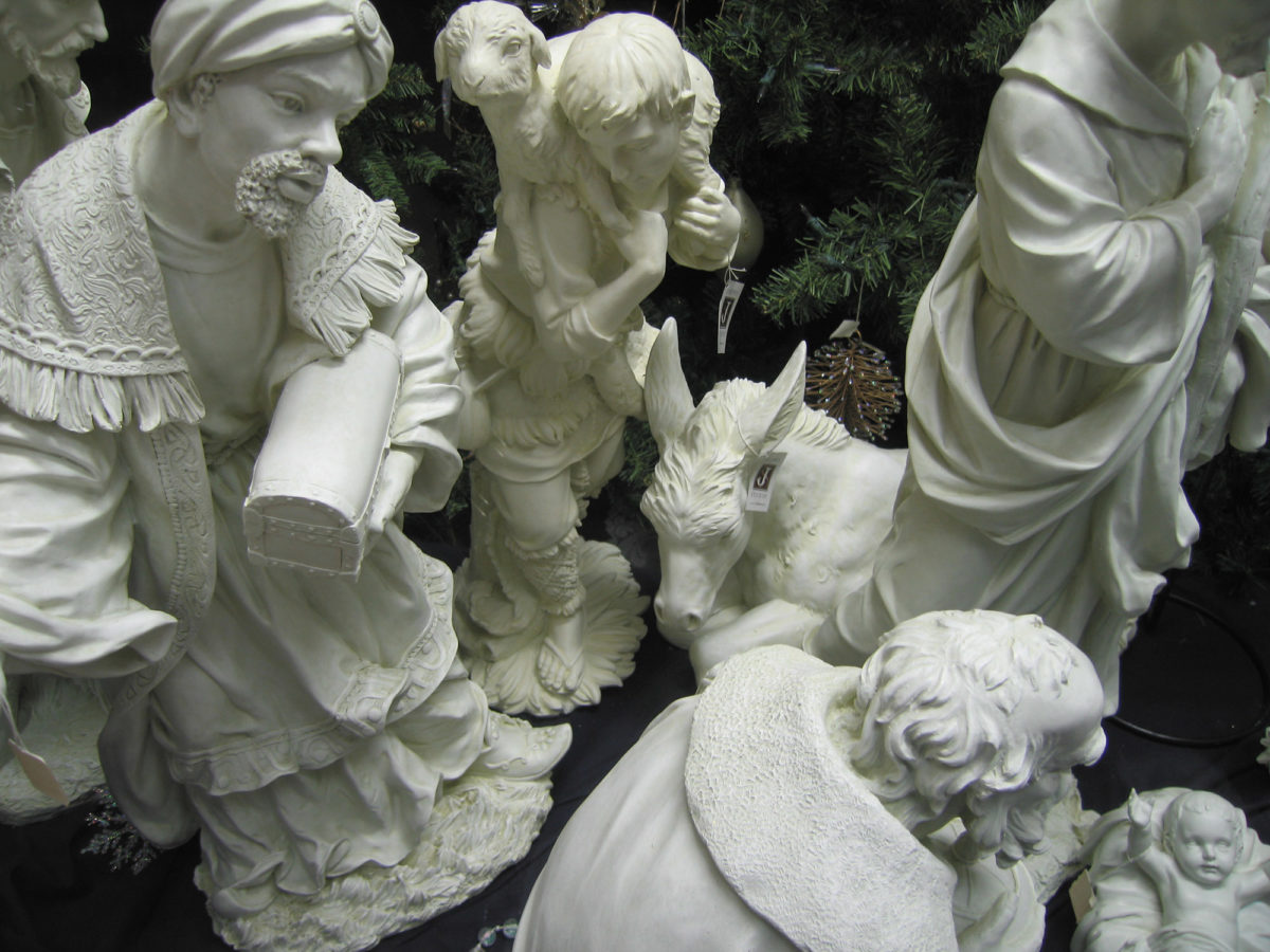 Manger scenery statues